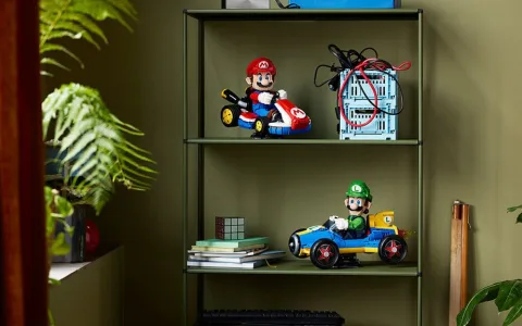 Напред към състезателната писта с новия LEGO Super Mario: Mario Kart Luigi комплект!