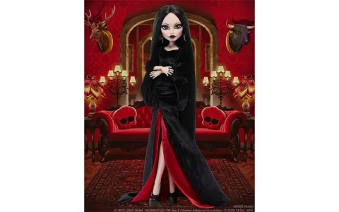 Тази кукла на Mattel Monster High Morticia Addams е очарователно мрачна.