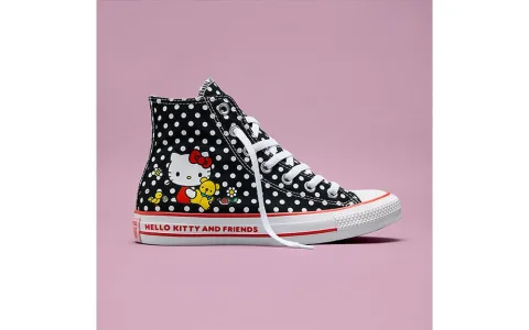 Тази нова колекция Hello Kitty Converse е сладка от глава до пети.