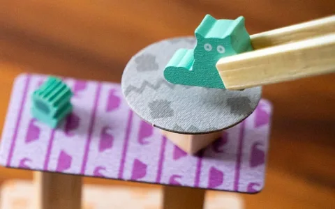 В тази настолна игра котките събарят всичко от первазите.