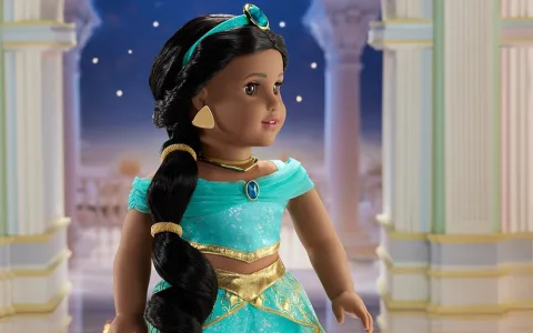 Изпълнете желанията на децата с куклата на принцеса Жасмин от American Girl Disney.