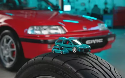 Хондите се отправят директно към гаража на Mattel Brick Shop.