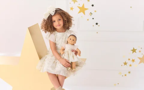 Janie и Jack се обединиха с American Girl за блестяща празнична колекция.