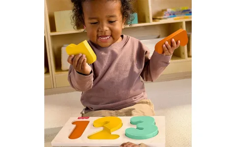 Децата могат целенасочено да играят с дървената Montessori колекция на Fisher-Price.