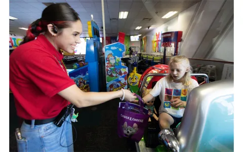 Семейният приятел на Chuck E. Cheese подкрепя Месец на националната осведоменост за глухота с изненади.