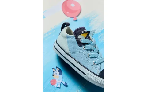 Живей стила на Heeler с колекцията Converse Bluey.