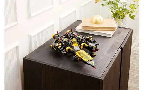 Полетете обратно в 80-те години с новия комплект Blacktron Renegade на LEGO