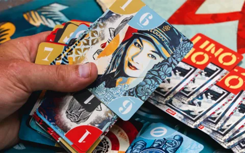 Mattel създава екологично UNO с участието на художника и активиста Shepard Fairey