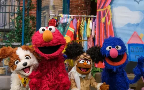 Elmo и приятелите му продължават да споделят уроци в 54-ти сезон на Sesame Street.