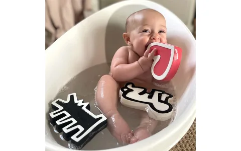 Тези сензорни играчки за баня на Keith Haring са толкова забавни, че дори възрастните ще искат да играят с тях