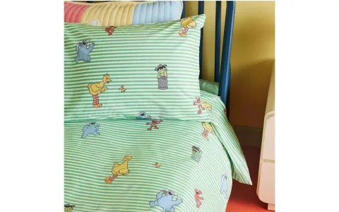 Колекциите на Brooklinen за спално бельо и баня от Sesame Street са сладки и удобни.