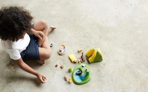 Играчките на PlanToys откриват големите приключения на открито по непознат начин