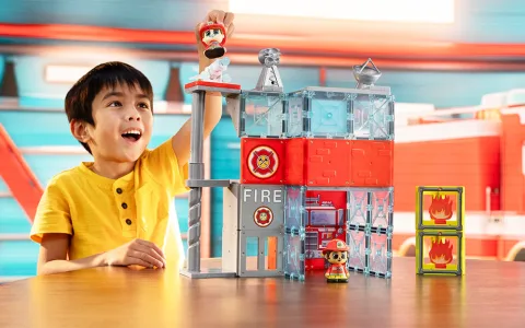 Moose Toys представя магнитните строителни комплекти Tile Town