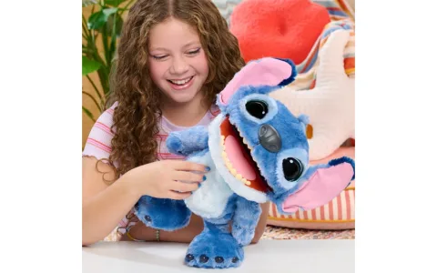 Новата интерактивна плюшена фигурка Stitch на Just Play предлага извънземни вълнения