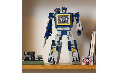 Този LEGO Transformers Soundwave робот е един от най-яките комплекти за строене