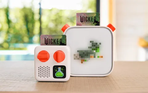 Yoto Wicked филмова сцена кара децата да танцуват