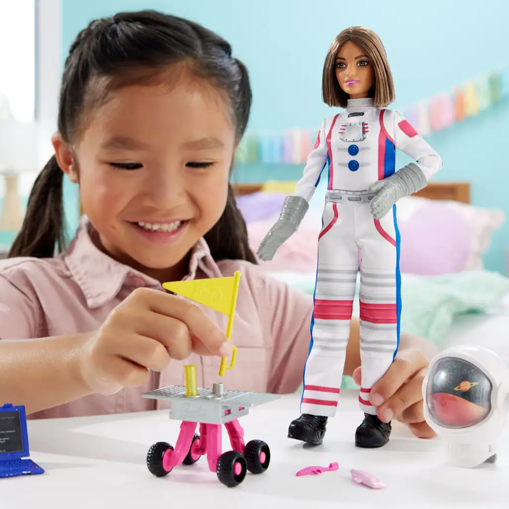 Barби: 65. годишен юбилей на кариерата - Астронавт кукла с аксесоари - Mattel изображение 5