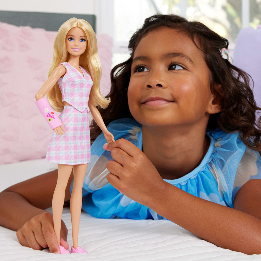 Барби: Модерни приятелки стилна модна кукла в гипс в розова каре рокля – Mattel изображение 5