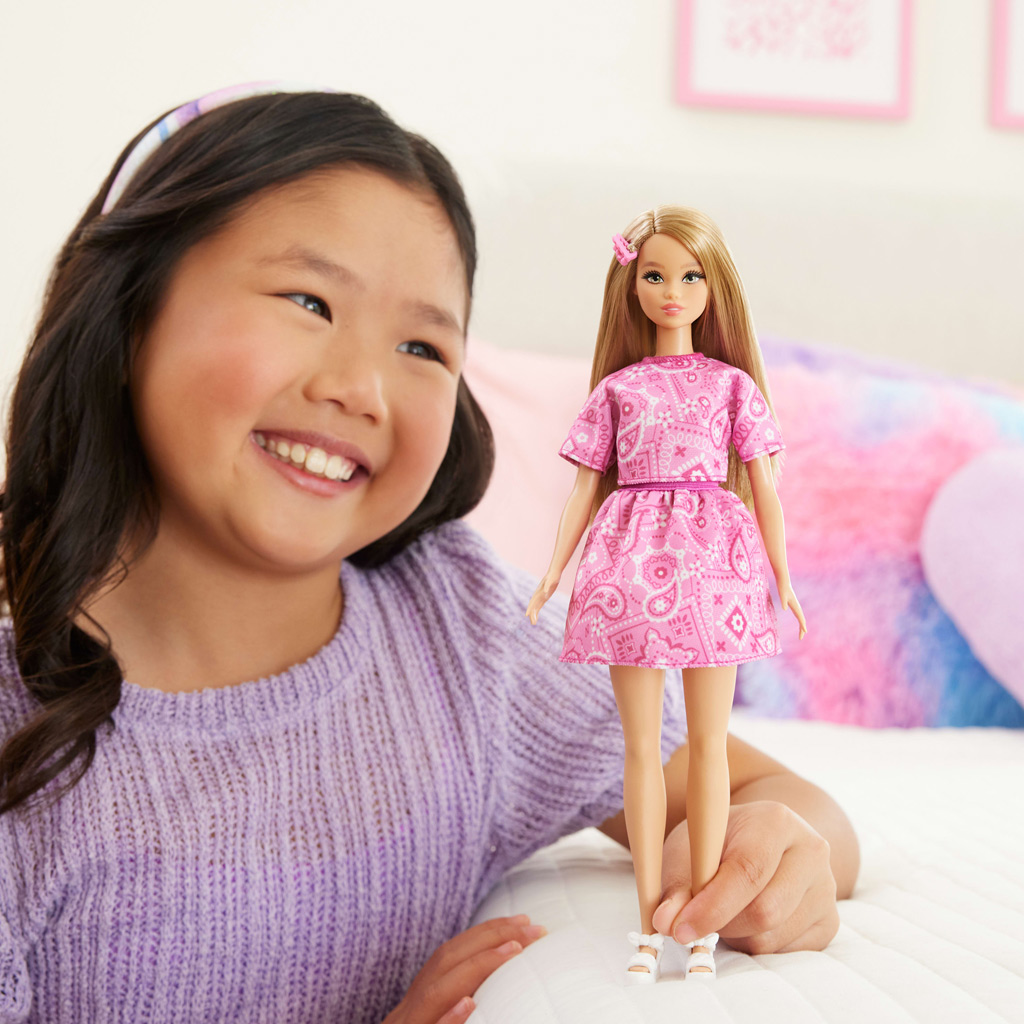 Barbie: Fashionista Приятелки стилна модна кукла с розова кърпа с шарки - Mattel изображение 4