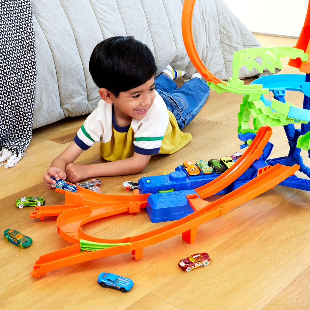 Hot Wheels Stunt Tracks: Сблъсък във въздуха писта с количка – Mattel изображение 4
