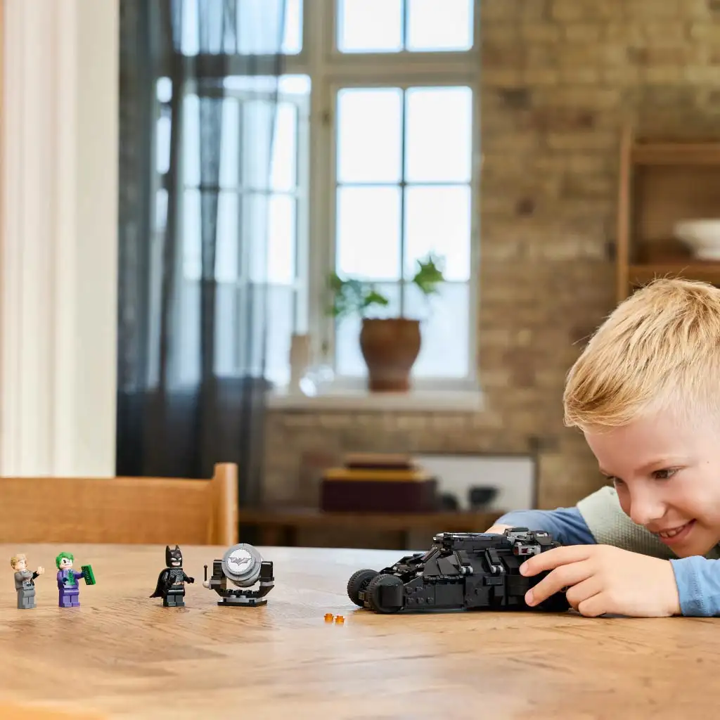 LEGO® Batman: Batman™ Tumbler срещу Кетарс™ и Джокер™ (76303) изображение 4
