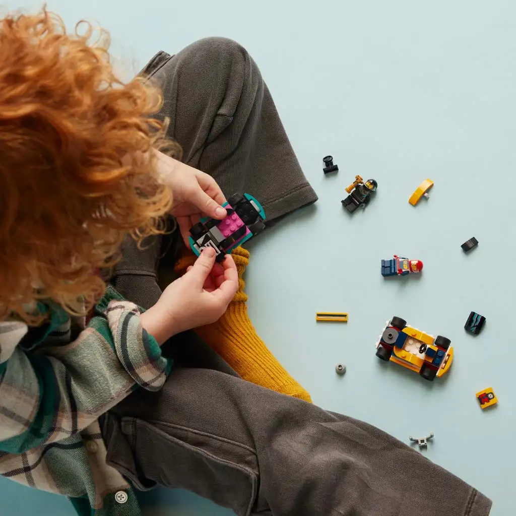LEGO® City: Гокартове и състезателни пилоти (60400) изображение 3