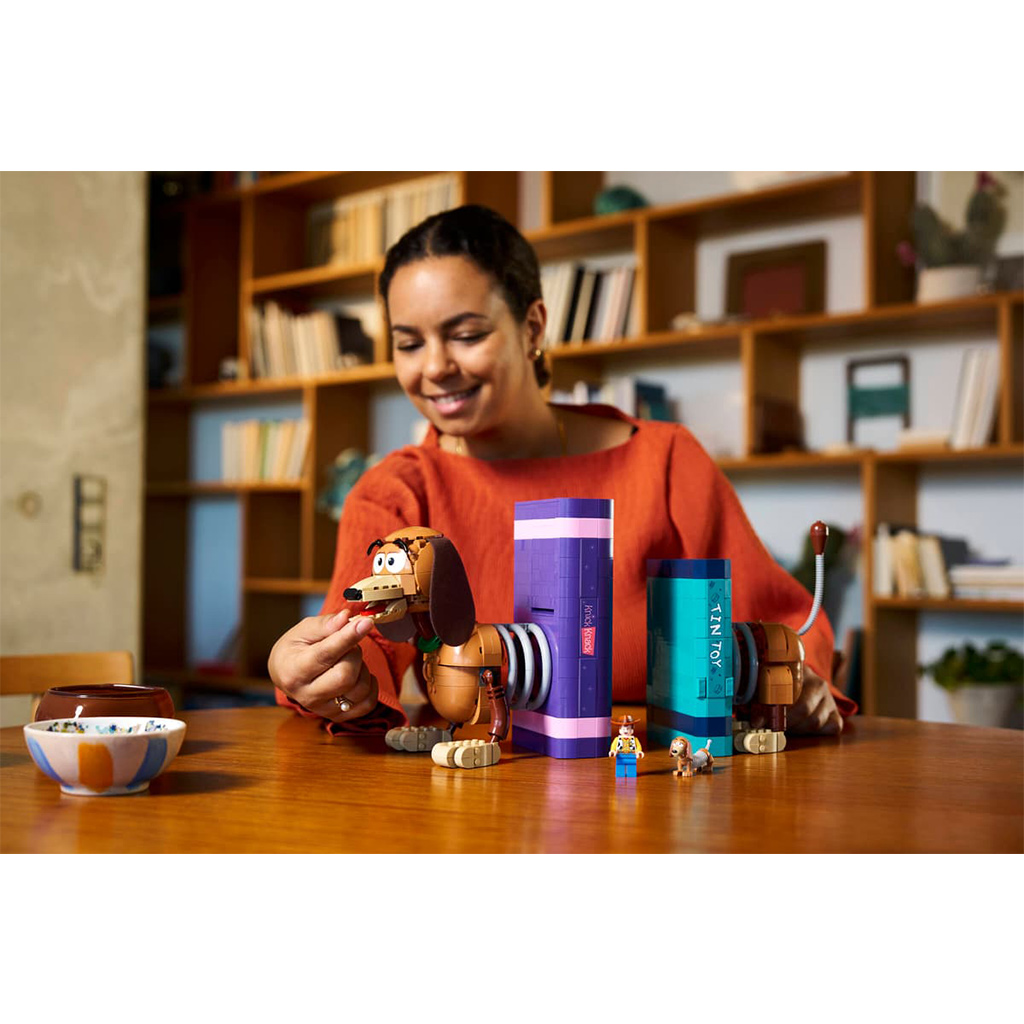 LEGO® Disney™ Toy Story: Slinky куче стойка за книги (43301) изображение 7