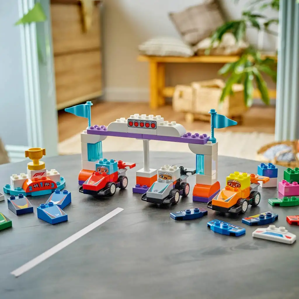 LEGO® DUPLO®: F1® състезателни автомобили и пилоти (10445) изображение 3
