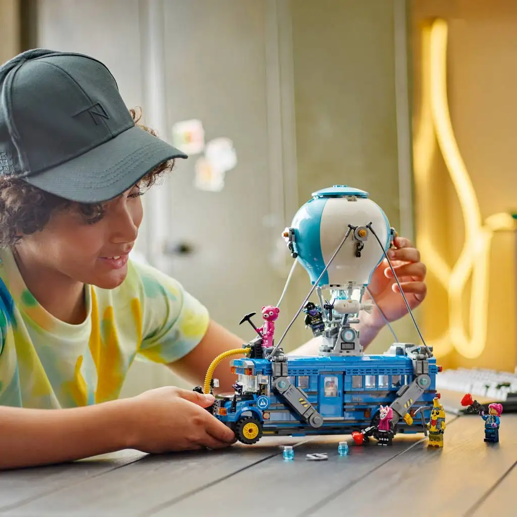 LEGO® Fortnite: Бойна автобус (77073) изображение 3