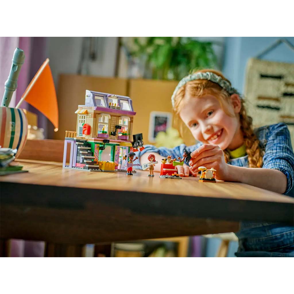 LEGO® Friends: Магазин за инструменти и апартамент (42653) изображение 8