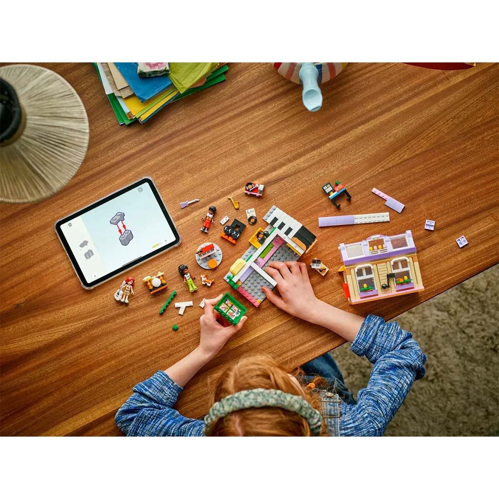 LEGO® Friends: Магазин за инструменти и апартамент (42653) изображение 9