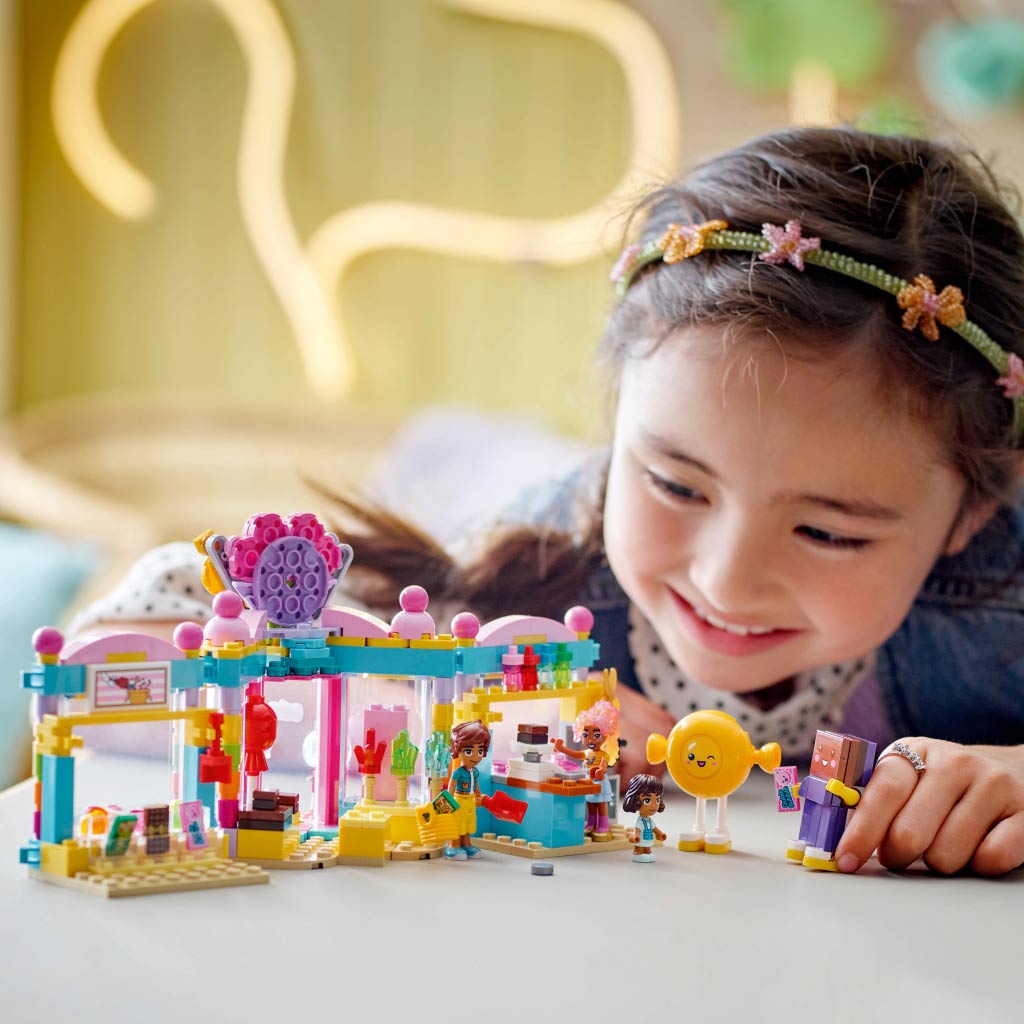 LEGO® Friends: Магазин за сладкиши в Хартлейк Сити (42649) изображение 3