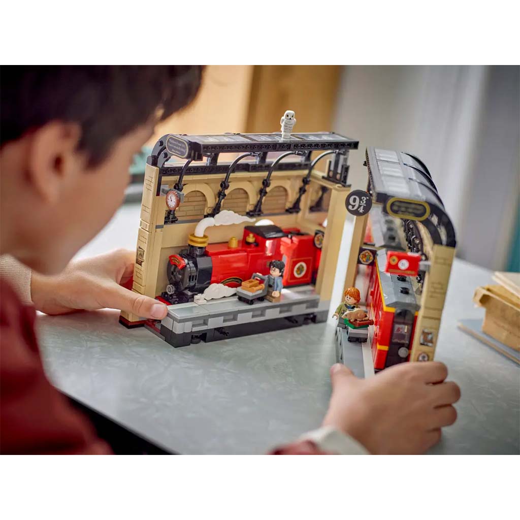 LEGO® Harry Potter: Книжно кътче: Роксфорт™ експрес (76450) изображение 8
