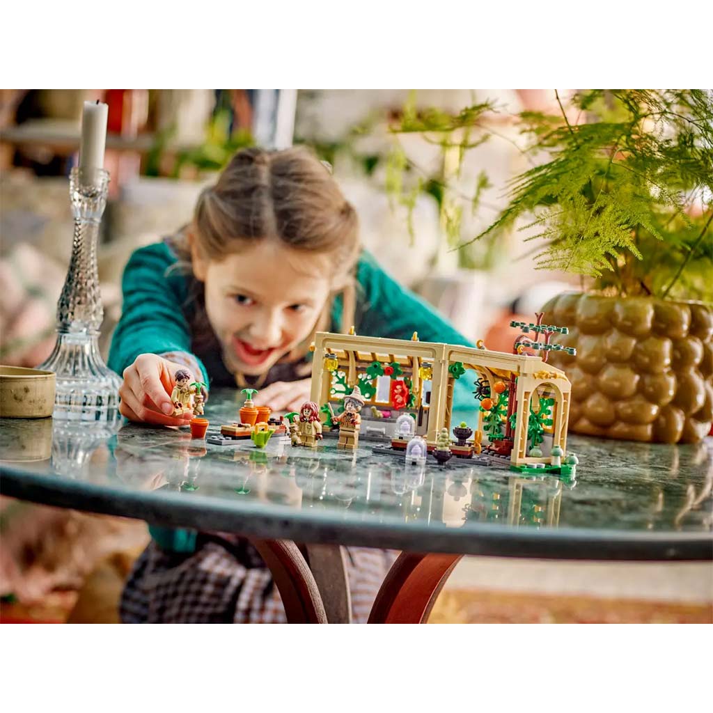 LEGO® Harry Potter: Замъкът Хогуортс™: Час по билкознание (76445) изображение 7