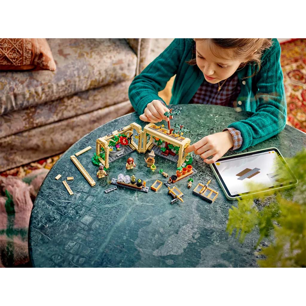 LEGO® Harry Potter: Замъкът Хогуортс™: Час по билкознание (76445) изображение 8