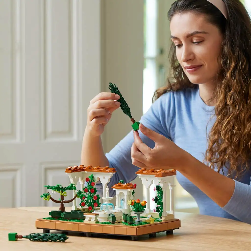 LEGO® Icons: Градина с фонтани (10359) изображение 4
