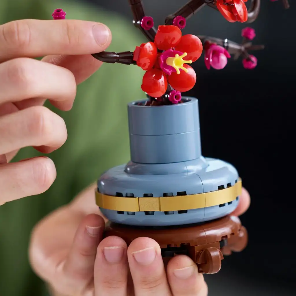 LEGO® Icons: Сливов цвят (10369) изображение 5