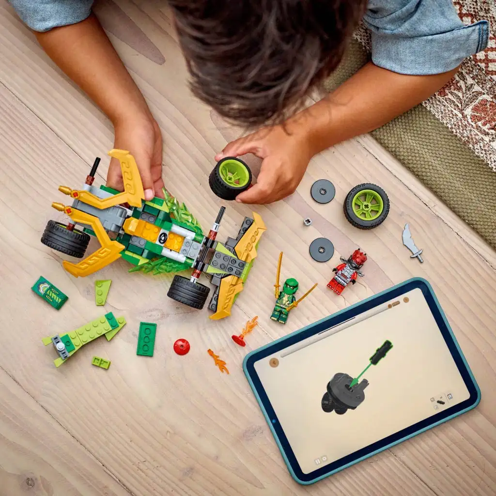 LEGO® Ninjago: Състезателната кола на Лойд с обратно движение (71828) изображение 3