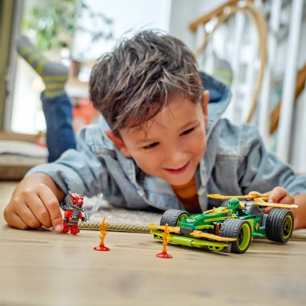 LEGO® Ninjago: Състезателната кола на Лойд с обратно движение (71828) изображение 4