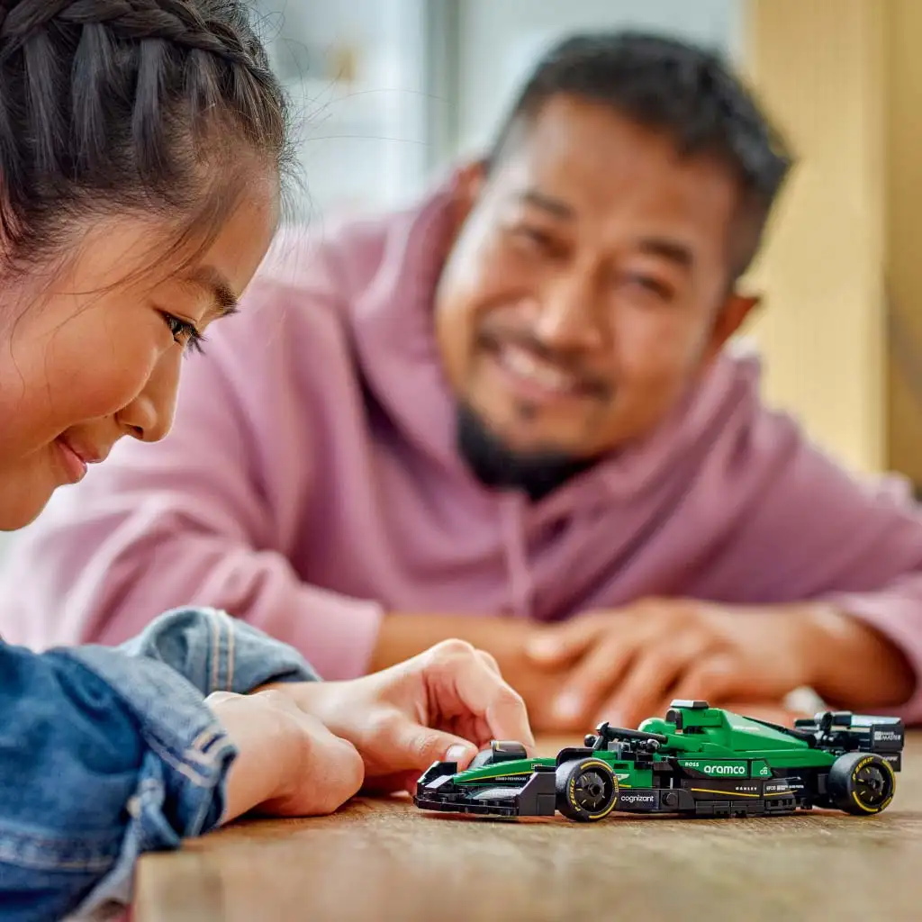 LEGO® Speed Champions: Aston Martin Aramco F1® AMR24 състезателен автомобил (77245) изображение 4