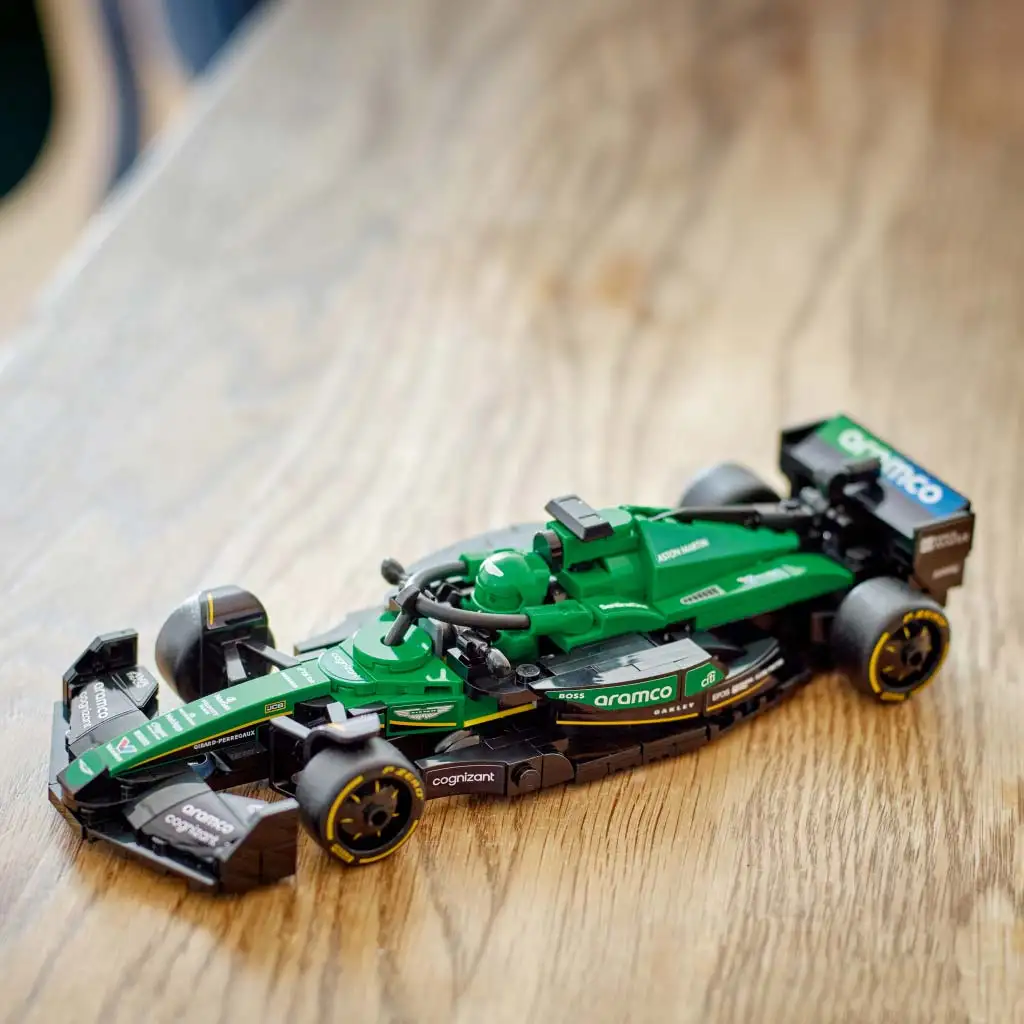LEGO® Speed Champions: Aston Martin Aramco F1® AMR24 състезателен автомобил (77245) изображение 5