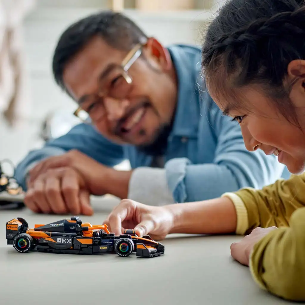 LEGO® Speed Champions: McLaren F1® Team MCL38 състезателен автомобил (77251) изображение 4