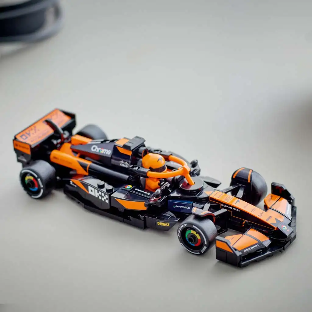 LEGO® Speed Champions: McLaren F1® Team MCL38 състезателен автомобил (77251) изображение 5