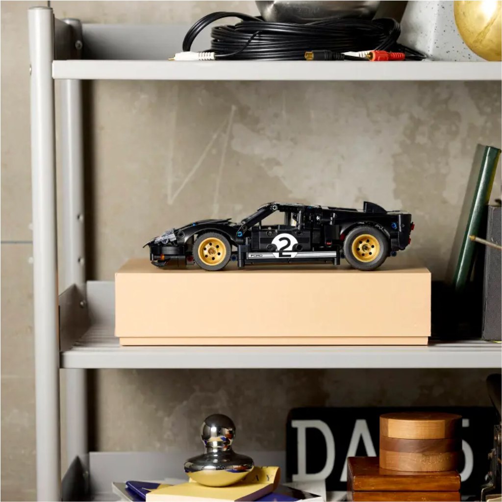 LEGO® Technic: 1966 Ford GT40 MKII състезателен автомобил (42223) изображение 5