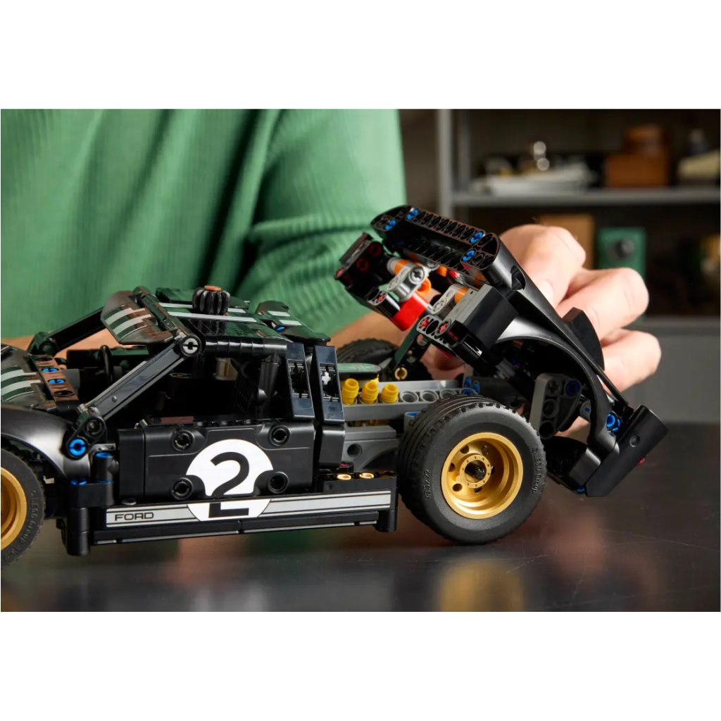 LEGO® Technic: 1966 Ford GT40 MKII състезателен автомобил (42223) изображение 6