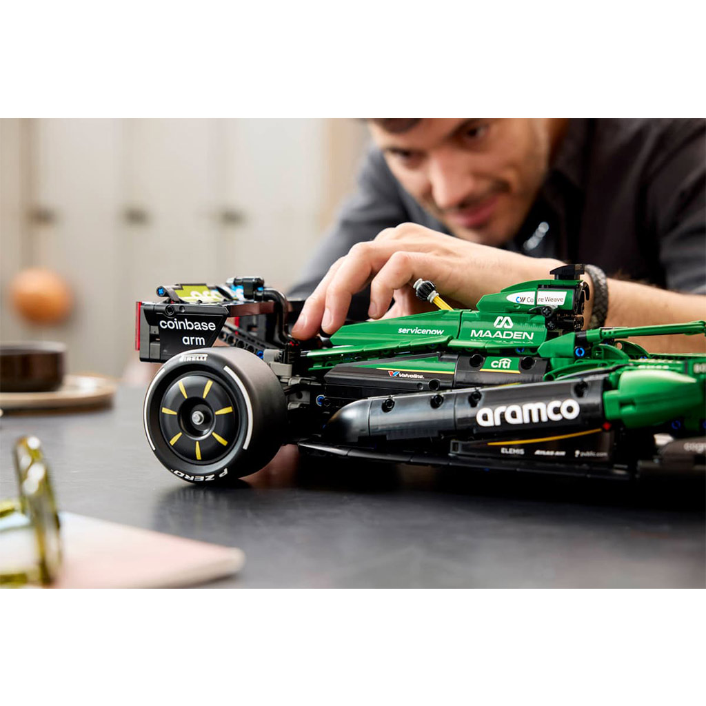 LEGO® Technic: Aston Martin Aramco AMR25 F1® кола (42240) изображение 12