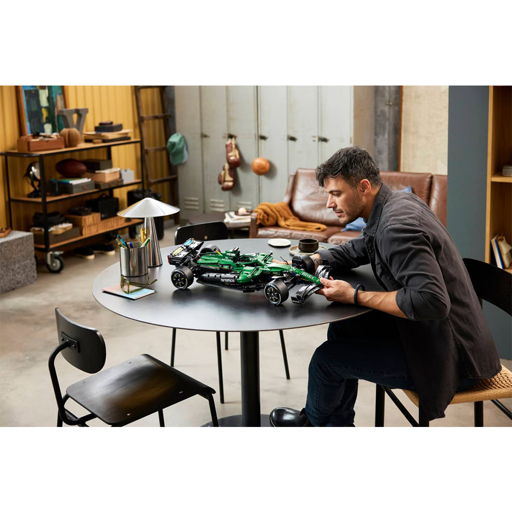 LEGO® Technic: Aston Martin Aramco AMR25 F1® кола (42240) изображение 13