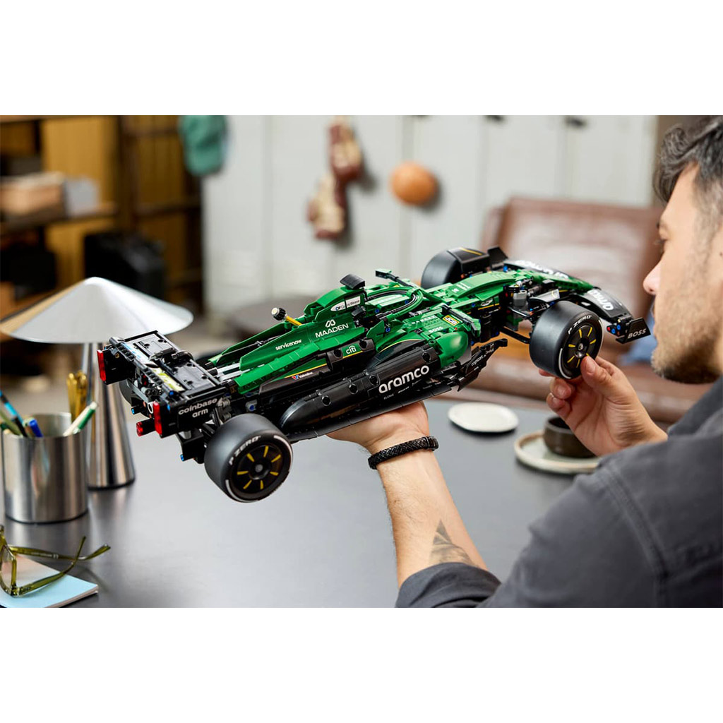 LEGO® Technic: Aston Martin Aramco AMR25 F1® кола (42240) изображение 14