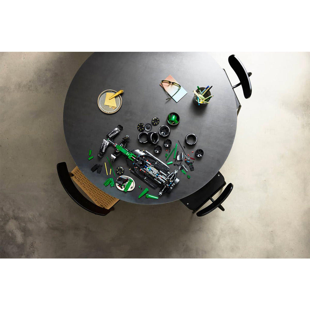 LEGO® Technic: Aston Martin Aramco AMR25 F1® кола (42240) изображение 8