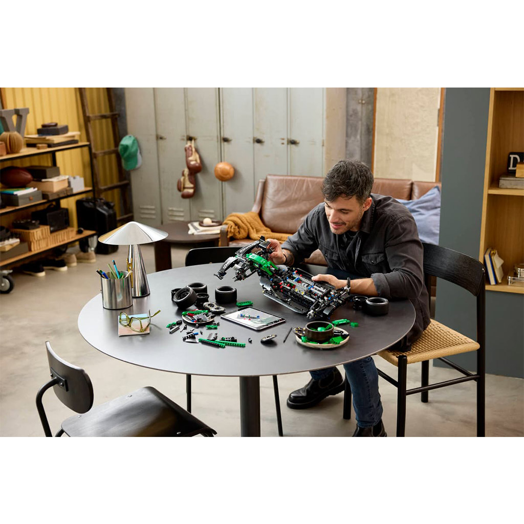 LEGO® Technic: Aston Martin Aramco AMR25 F1® кола (42240) изображение 9